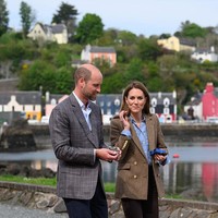 Pada tanggal April 2025, Kate Middleton dan suaminya mengunjungi kota Tobermory di Pulau Mull. Menariknya, kunjungan mereka bertepatan dengan ulang tahun pernikahan mereka ke-14. Saat bertemu dengan warga setempat, Kate menampilkan gaya busana korporat yang elegan dengan celana jins slim-fit Massimo Dutti, sepatu bot hiking cokelat bertali, rok chambray Boden, dan jaket double-breasted Holland Cooper berbahan tweed herringbone. Meskipun dari luar pilihan busananya relatif sederhana untuk seorang bangsawan, ia tetap mengenakan jam tangan Cartier Ballon Bleu. Foto: Karwai Tang/WireImage