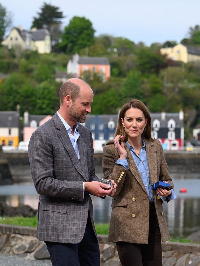 TOBERMORY, SCOTLAND - APRIL 29: Prince William, Prince of Wales, known as the Duke of Rothesay and Catherine, Princess of Wales, known as the Duchess of Rothesay when in Scotland, during a tour of an artisan market on April 29 in Tobermory, Scotland. The Prince and Princess of Wales are on a two-day visit to the Isles of Mull and Iona on the 29th and 30th of April to engage with rural island communities. During their time on the islands, they will connect with local residents, highlighting the value of social bonds and underscoring the importance of safeguarding and advocating for the natural environment. (Photo by Karwai Tang/WireImage)