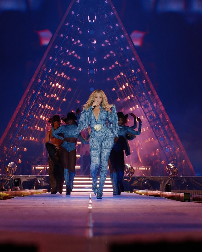Rumah mode Roberto Cavalli juga dilibatkan. Beyoncé mengenakan catsuit bermotif denim yang sukses memancarkan aura ‘Diva Rodeo’. Cavalli, yang dikenal dengan glamor eksentriknya, membawa elemen streetwear klasik ini ke level haute couture, lengkap dengan detail yang mencolok dan dramatis. (Foto: Instagram/@beyonce)