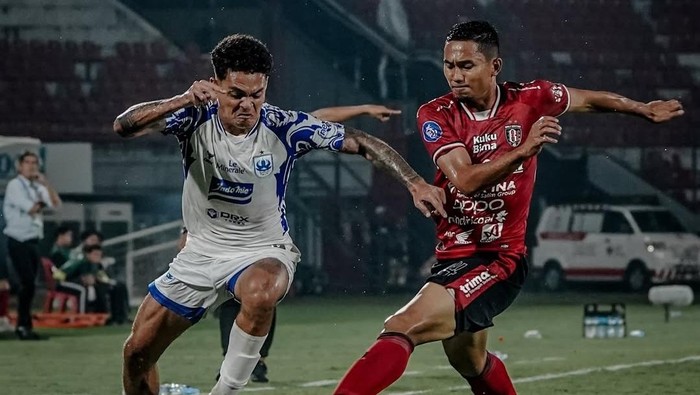 Pemain PSIS, Gali Freitas mendapat pengawalan dari bek Bali United, Ricky Fajrin, Kamis (1/5/2025).