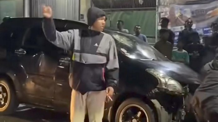 Pemobil diamuk massa usai tabrak sejumlah kendaraan di Jalan Raya Cemplang, Cibungbulang, Bogor (Screenshot video viral)
