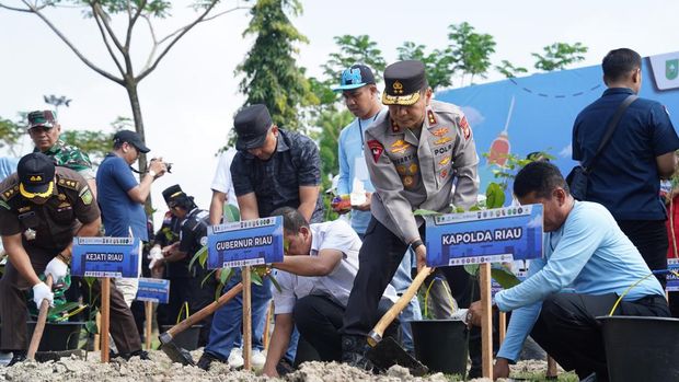 Peringatan May Day di Provinsi Riau, Kamis (1/5/2025) diisi oleh syukuran dan kegiatan positif lainnya. Kapolda Riau Irjen Herry Heryawan menyampaikan apresiasi atas ketertiban selama May Day berlangsung.