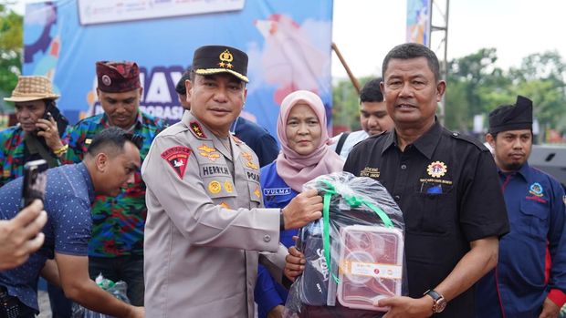 Peringatan May Day di Provinsi Riau, Kamis (1/5/2025) diisi oleh syukuran dan kegiatan positif lainnya. Kapolda Riau Irjen Herry Heryawan menyampaikan apresiasi atas ketertiban selama May Day berlangsung.