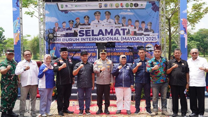 Peringatan May Day di Provinsi Riau, Kamis (1/5/2025) diisi oleh syukuran dan kegiatan positif lainnya. Kapolda Riau Irjen Herry Heryawan menyampaikan apresiasi atas ketertiban selama May Day berlangsung.