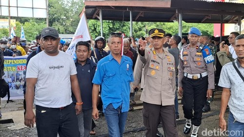 Personel gabungan dikerahkan untuk mengamankan peringatan Hari Buruh Internasional atau May Day di Kota Kupang, NTT, Kamis (1/5/2025). (Foto: Yufengki Bria/detikBali)