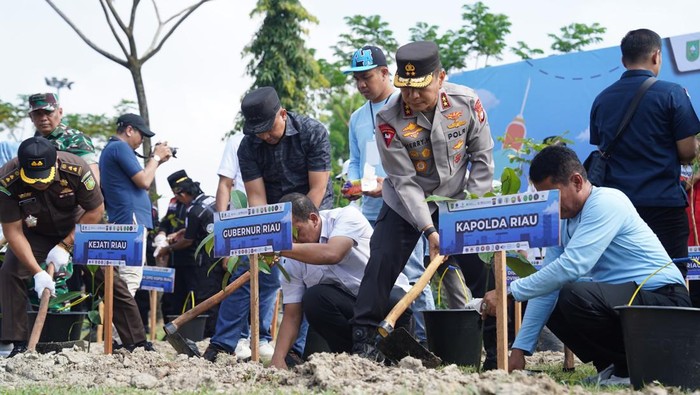 Polda dan Pemprov Riau Menanam Pohon di Peringatan May Day