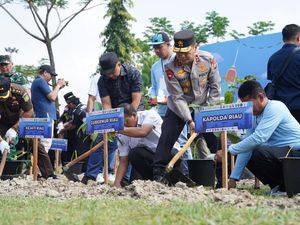 Aksi Buruh Tanam Pohon dalam Peringatan May Day 2025 di Riau