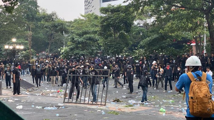 Polda Jawa Tengah membubarkan kelompok yang mengganggu jalannya aksi damai Hari Buruh atau May Day 2025 di depan kantor Gubernur Jawa Tengah. (Dok Polda Jawa Tengah).