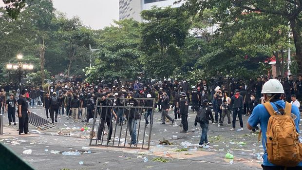 Polda Jawa Tengah membubarkan kelompok yang mengganggu jalannya aksi damai Hari Buruh atau May Day 2025 di depan kantor Gubernur Jawa Tengah. (Dok Polda Jawa Tengah).