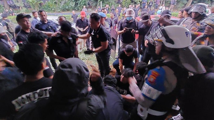 Polda Metro Jaya mengamankan 13 orang disangka anarko yang disangka menyusup di agresi demo May Day 2025 di depan DPR. Polda Metro Jaya mengamankan 13 orang disangka anarko yang disangka menyusup di agresi demo May Day 2025 di depan DPR.