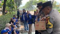 

<p>Empati di Hari Buruh: Polisi Bagikan Air Mineral dan Permen untuk Massa Aksi di Jakarta</p>
<p>” title=”</p>
<p>Empati di Hari Buruh: Polisi Bagikan Air Mineral dan Permen untuk Massa Aksi di Jakarta</p>
<p>“></p>
				            					        </div>
				        		    </div>
		    		    <div class=