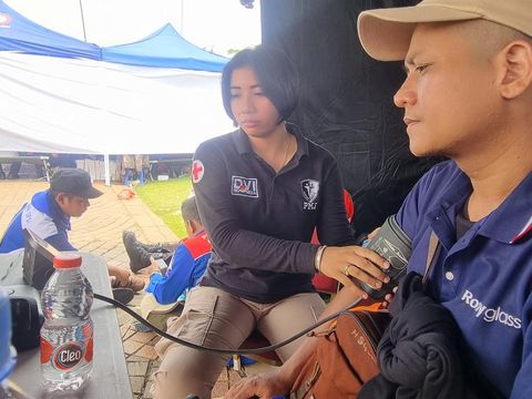 Polisi Beri Layanan Kesehatan Gratis saat Peringatan May Day di Monas