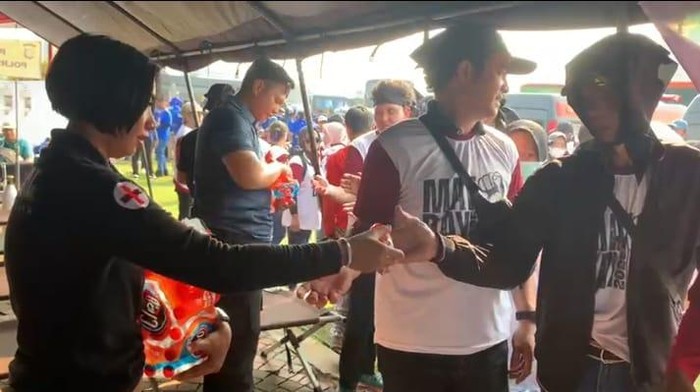 Polisi Beri Layanan Kesehatan Gratis saat Peringatan May Day di Monas