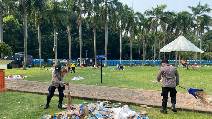 Polisi Gotong Royong Bersihkan Monas
