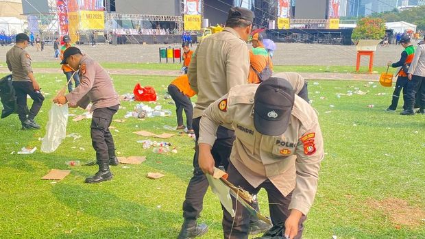 

<p><strong>Sinergi Polri: Gotong Royong Wujudkan Monas Bersih Usai Perayaan Hari Buruh 2025</strong></p>
<p>” title=”</p>
<p><strong>Sinergi Polri: Gotong Royong Wujudkan Monas Bersih Usai Perayaan Hari Buruh 2025</strong></p>
<p>“></p>
				            					        </div>
				        		    </div>
		    		    <div class=