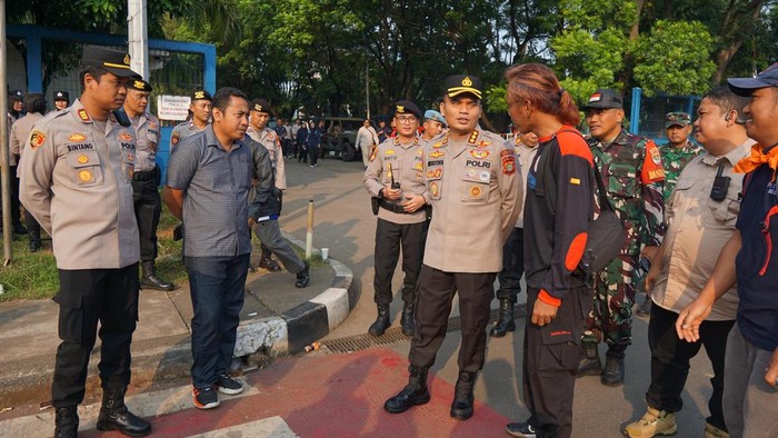 Polisi mengawal massa buruh Bekasi yang akan mengikuti May Day di Monas.