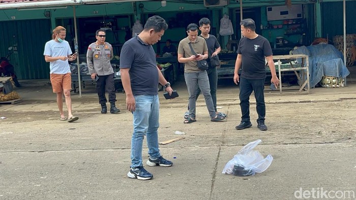 Polisi olah TKP penganiayaan terhadap 2 orang di Jambi yang mengakibatkan satu korban tewas.
