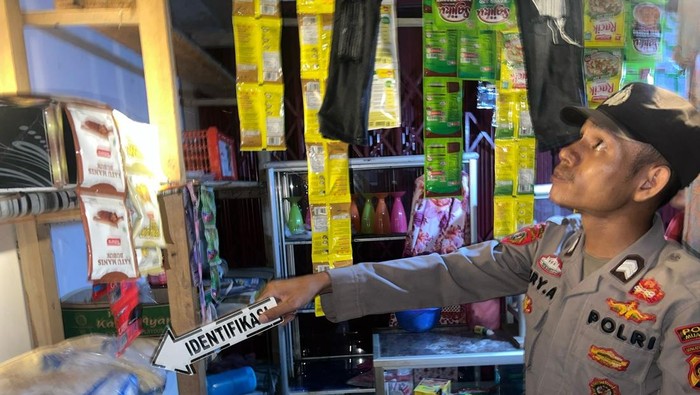 Polisi olah TKP warga Muara Enim gantung diri.