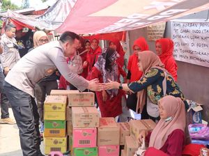 Ibu-ibu Buruh di Tangsel Gelar Aksi, Polisi Turun Beri Pelayanan