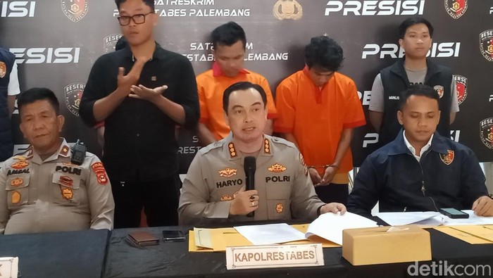 Polrestabes Palembang ungkap tangkapan 3 pelaku curanmor, satu di antaranya telah beraksi di 100 TKP (tersangka paling kanan).