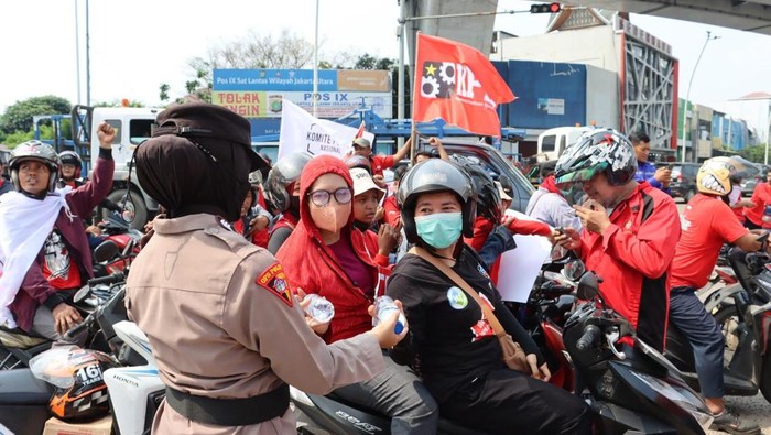 Polwan bagikan air dan roti ke buruh di Pelabuhan Tj Priok