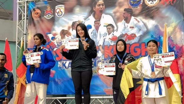 Polwan Polda Riau, Bripda Jessica Tety Debora meraih medali emas di Kejuaraan Silent Knight Open Karate Championship di Kuala Lumpur, Malaysia yang diselenggarakan tanggal 25-27 April 2025.