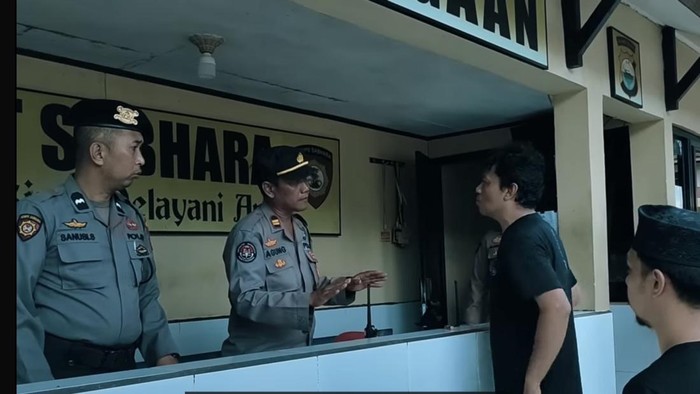 Potongan video simulasi Polres Enrekang digeruduk warga korban pembunuhan.