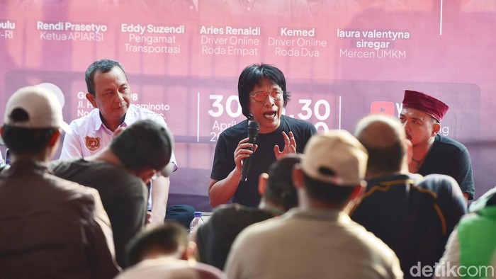 Diskusi terbuka membahas potongan aplikator transportasi online digelar di Jakarta. Kegiatan dihadiri anggota DPR hingga perwakilan driver online.