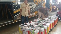 etugas mengumpulkan semua koper milik calon jamaah.