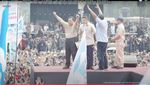 Momen Heboh Prabowo Kaosan Usai Lepas Baju Safari saat May Day