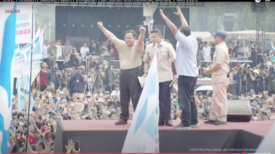 Momen Heboh Prabowo Kaosan Usai Lepas Baju Safari saat May Day