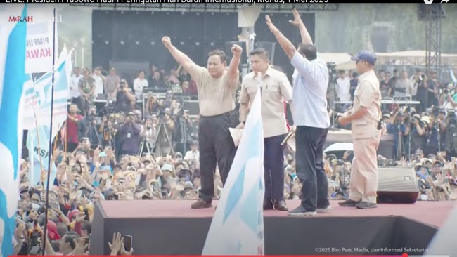 Aksi Prabowo Lepas Baju Safari