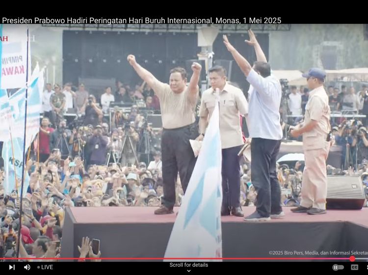 Momen Heboh Prabowo Kaosan Usai Lepas Baju Safari saat May Day