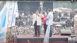 Momen Heboh Prabowo Kaosan Usai Lepas Baju Safari saat May Day
