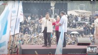 Setelah Prabowo selesai pidato, dia berjalan ke sisi kiri panggung kemudian dia melempar topi yang dia kenakan ke arah massa. Lalu, membuka kancing baju safarinya satu per satu.