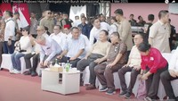 Kemudian, Prabowo kembali ke tempat duduknya semula. Dia memakai kaus polos berwarna cream.