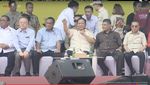 Momen Heboh Prabowo Kaosan Usai Lepas Baju Safari saat May Day