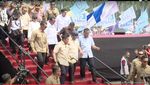 Momen Heboh Prabowo Kaosan Usai Lepas Baju Safari saat May Day