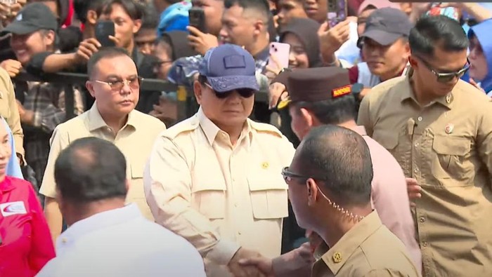 Presiden Prabowo didampingi oleh Kapolri Jenderal Listyo Sigit Prabowo saat tiba di area acara dan menyapa buruh.