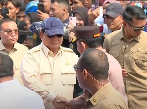 Kapolri Dampingi Presiden Prabowo Saat Bersalaman dengan Massa Buruh di Monas