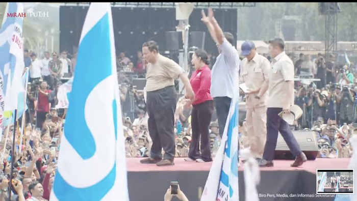 Prabowo melempar baju ke arah massa buruh di Monas