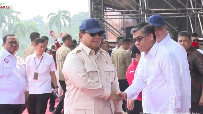 Prabowo mulanya tiba dari sisi kanan panggung. Saat berjalan ke panggun Prabowo menyalami para buruh.