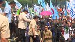 Potret Prabowo Naik Turun Panggung untuk Salami Buruh di Monas