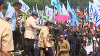 Prabowo tampak turun dari panggung. Prabowo didampingi oleh Seskab Teddy Indra Wijaya saat menuruni panggung. (Dok. Istimewa)