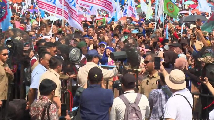 Prabowo menghadiri hari buruh Prabowo terlihat menyalami para buruh. Tampak para buruh antusias menyambut Prabowo.