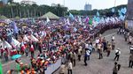 Potret Prabowo Naik Turun Panggung untuk Salami Buruh di Monas