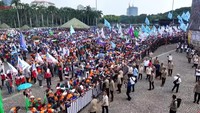 Prabowo terlihat menyalami para buruh. Tampak para buruh antusias menyambut Prabowo. (Dok. Istimewa)
