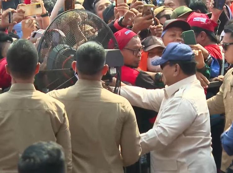Potret Prabowo Naik Turun Panggung untuk Salami Buruh di Monas