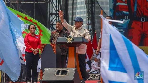 Presiden Prabowo Subianto menyampaikan pidato saat menghadiri peringatan Hari Buruh atau May Day di Monas, Jakarta, Kamis (1/5/2025). (CNBC Indonesia/Faisal Rahman)