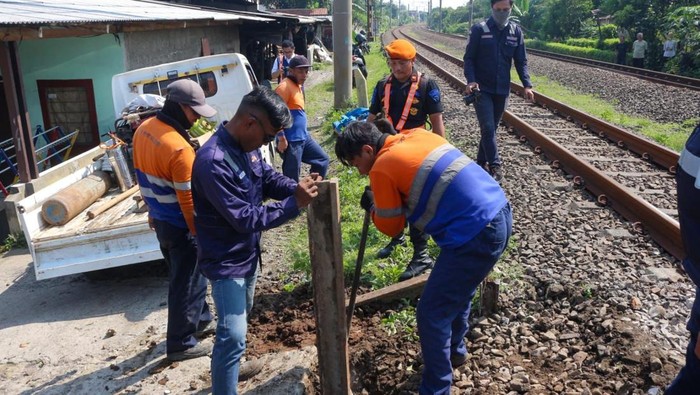 PT KAI Daop 1 Jakarta bersama instansi terkait menutup perlintasan sebidang liar di Kelurahan Sukaresmi, Tanah Sareal, Kota Bogor (dok. ist)